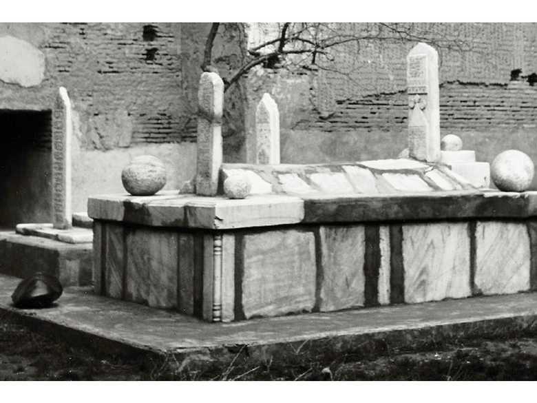 |RS 364-2| Ausschnittsvergrösserung von RS 364-1: Grab des Ghoriden-Fürsten Ghias ud-Din und einiger Mitglieder seiner Familie.