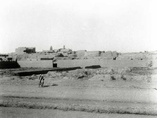 |RS 323-1|
Blick auf Teile der alten Stadtmauer von Herat. Im Hintergrund die zwei Minarette der Freitags-Moschee vor deren Umbau.