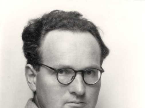|RS 001-1|
Zwei Aufnahmen, die kurz nach seiner Heimkehr in die Schweiz ca. 1948 entstanden sind. RS 001-1: Brustbild von R. Stuckert in Fischgrat-Anzug, mit Krawatte und Brille.