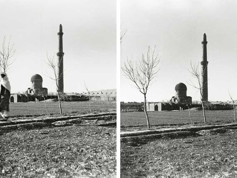 Nr. 11 und 12: Roter Hefter, Minarette bei Herat: Ansicht des Grabmals und des Minaretts der Madrasah der Gauhar-Shad von SE. Im Vordergrund eine verschleierte Frau auf einem Feldweg.
