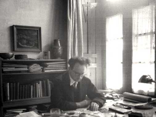 |RS 002|
Rudolf Stuckert am Arbeitstisch sitzend; vermutlich in seinem Privathaus in der shahr-e naw. Auf dem Tisch zahlreiche Papiere und Geräte. Im Hintergrund ein Büchergestell mit einer Kupferschale und einer Keramik-Vase aus Istalif.