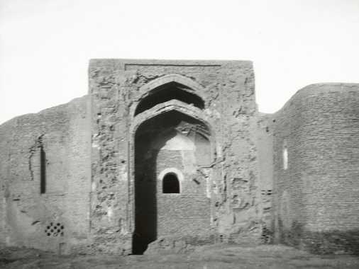 |RS 354|
Frontale Aufnahme des ghoridischen Portals an der Südost-Ecke der Freitags-Moschee, vor der Restaurierung. Der untere der beiden Spitz-Bogen stammt aus der timuridischen Zeit.