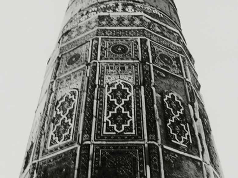Nr. 7 (= RS 379): Roter Hefter, Minarette bei Herat: Detailaufnahme des Sockels des Minaretts der Masjid-e Jami von Gauhar-Shad.