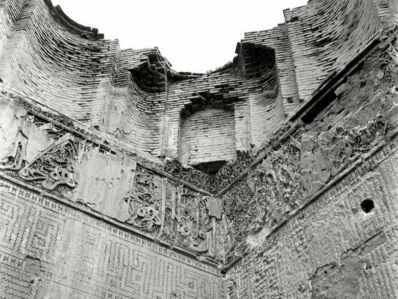 |RS 365-1| Detailaufnahme einer Ecke des eingestürzten Kuppeldaches über dem Grab von Ghias ud-Din.