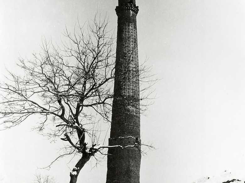 Nr. 3: Roter Hefter, Minarette bei Herat: Nahaufnahme des nordöstlichen Minaretts der Madrasah von Sultan Husayn Bayqara im Schnee.