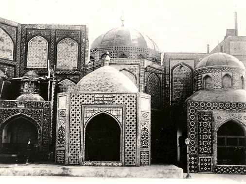 Mausoleum von Ali, Sohn des Abu Taleb. Aufnahme des Hauptgebäudes der Grabanlage von Westen. Im Vordergrund die beiden Grabkapellen von Emir Sher Ali Khan und Wazir Mohammad Akbar Khan, Söhne von Emir Dost Mohammad Khan.