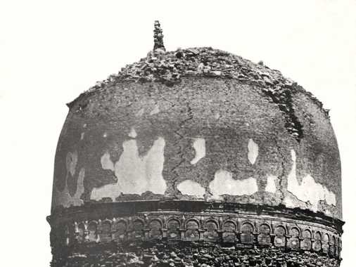 Aufnahme des Stupa 1 in Shewaki von Westen her gesehen. Reste des Mörtel-Verputzes der Kuppel sind noch erhalten. ♦♦♦ This photograph shows the Buddhist stupa No. 1 at Shewaki, south of Kabul, as seen from its western side. Parts of the original plaster on the cupola are still in situ.