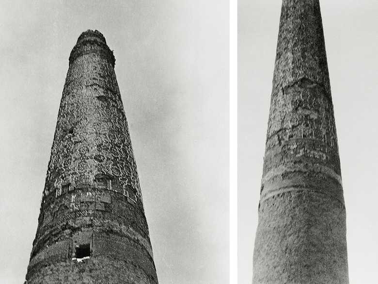 Nr. 8 und 8a: Roter Hefter, Minarette bei Herat: Nahaufnahmen des nordöstlichen Minaretts der Madrasah von Sultan Husayn Bayqara.
