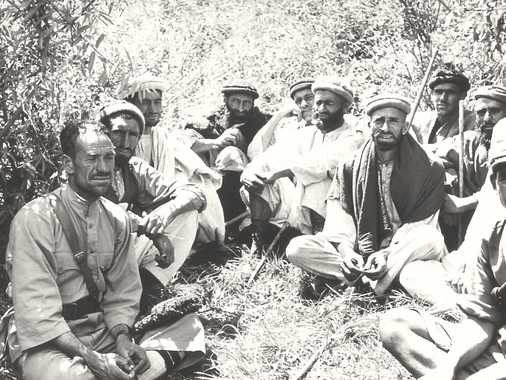 Gruppe von Leuten aus Wama kommt der Expedition im Pech-Tal entgegen und begrüsst Oberst Bahadur Khan, Nuristani, den Führer der militärischen Eskorte und Mehmandar.