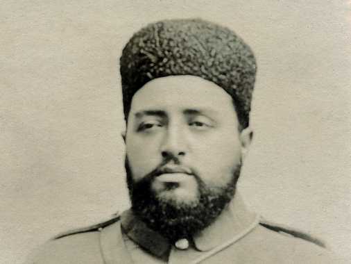 Brustbild von Emir Habibullah Khan, Sohn von Emir Abdur Rahman Khan (11.1.1) in einfacher Felduniform und Persianer-Mütze (kolah-e degcha).